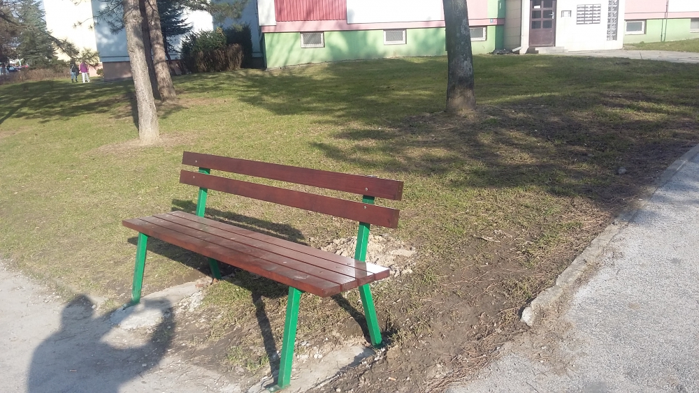 Tři nové lavičky na ulici F. S. Tůmy v Orlové-Lutyni