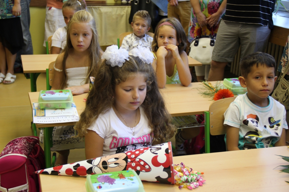 350 prvňáčků * 8 prvních tříd * 2500 žáků * moderní a vybavené školy
