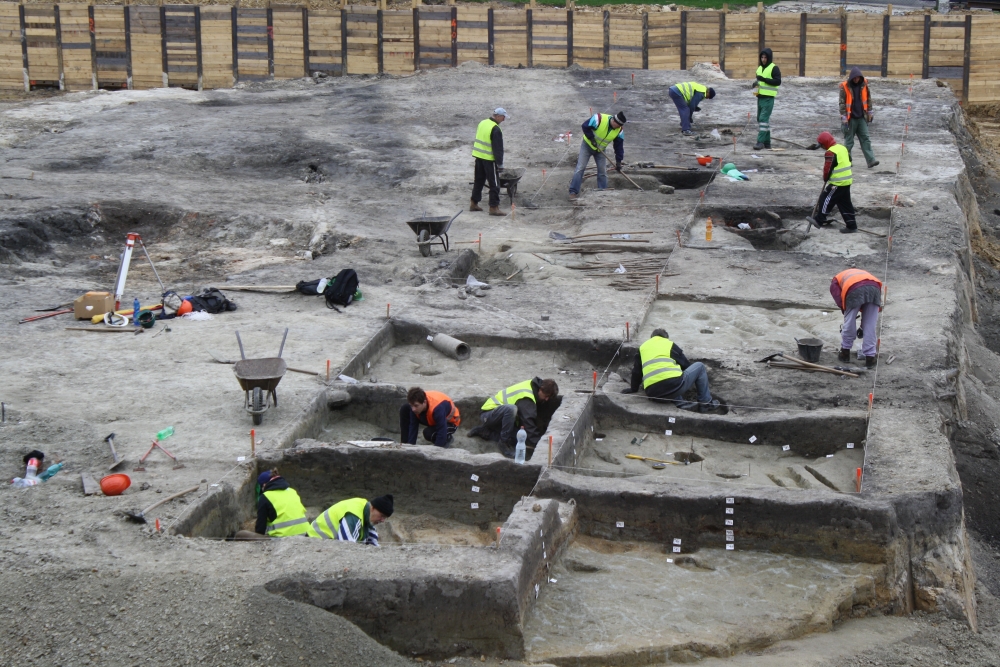 Archeologové objevili svazky rýh kopírujících průběh cesty