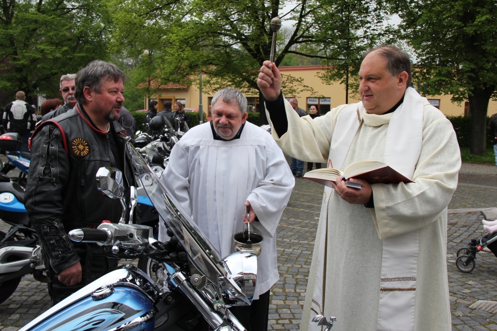 Ohlédnutí za žehnáním motorek a motorkářů
