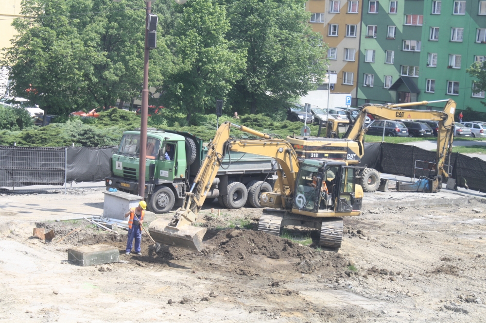 Stavaři pokračují na parkovišti před městským úřadem