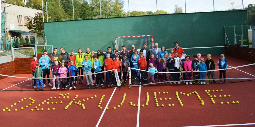 Oranžové hřiště u tenisových kurtů bude sloužit všem zájemcům o sport