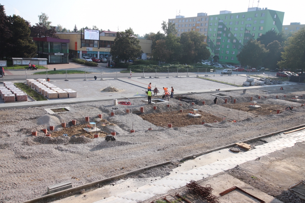 Bude či nebude dokončeno toto prostranství před městským úřadem do konce letošního roku?