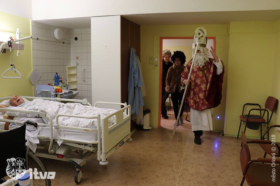 Dětský parlament rozdával radost v orlovské nemocnici