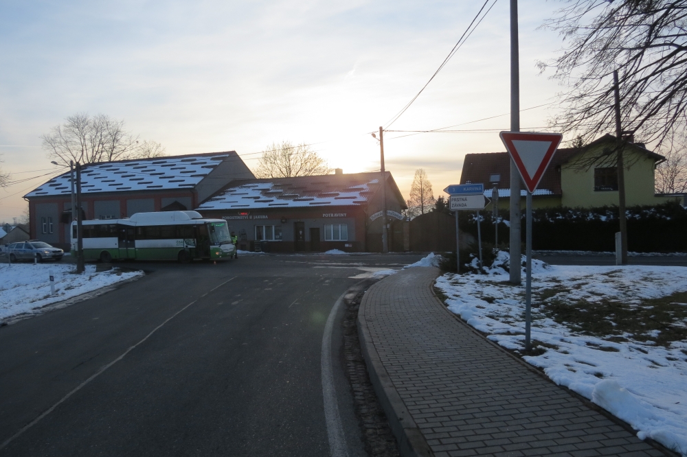 Řidič vozidla ohrozil linkový autobus a ujel