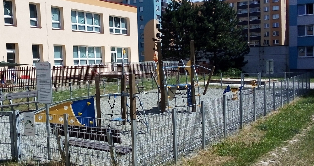 3) Dětské hřiště na ulici 1. máje