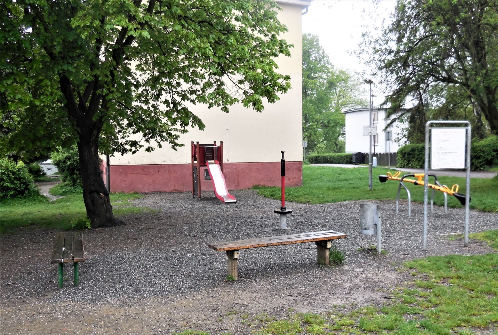 12) Veřejně přístupné dětské hřiště na ul. Spojenců