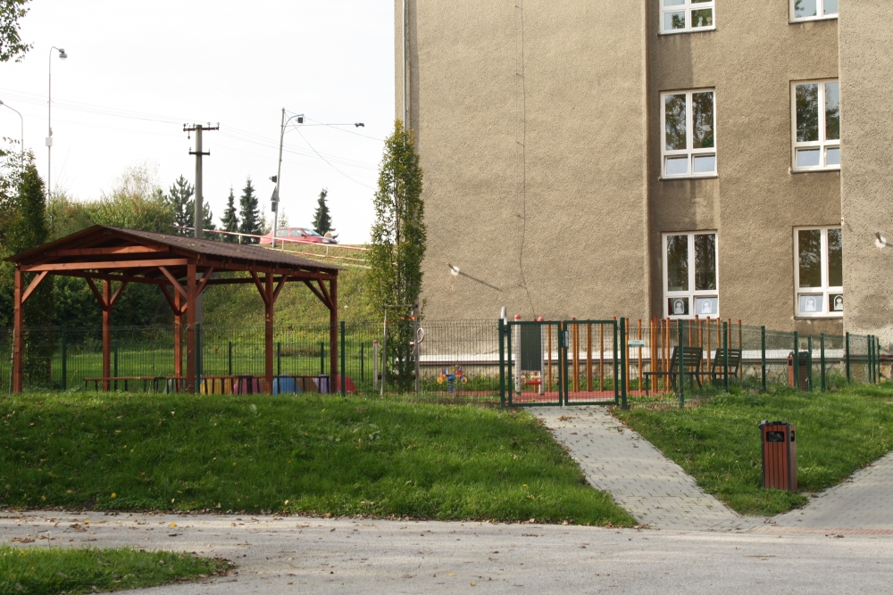 13) Dětské hřiště na ul. Slezská (u ZŠ Jarní 200)