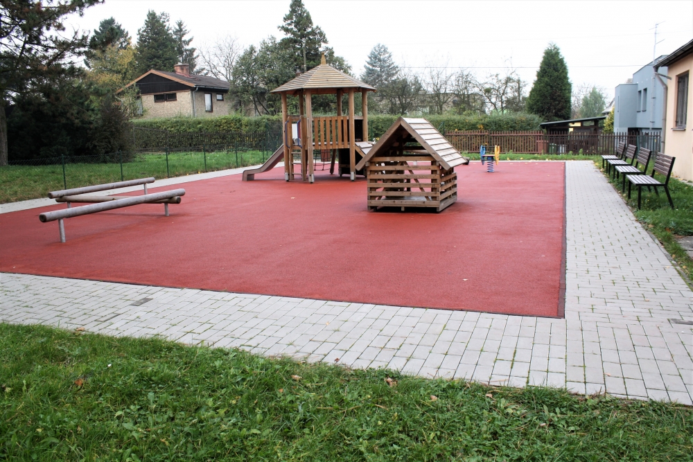 15) Dětské hřiště na ul. Jarní