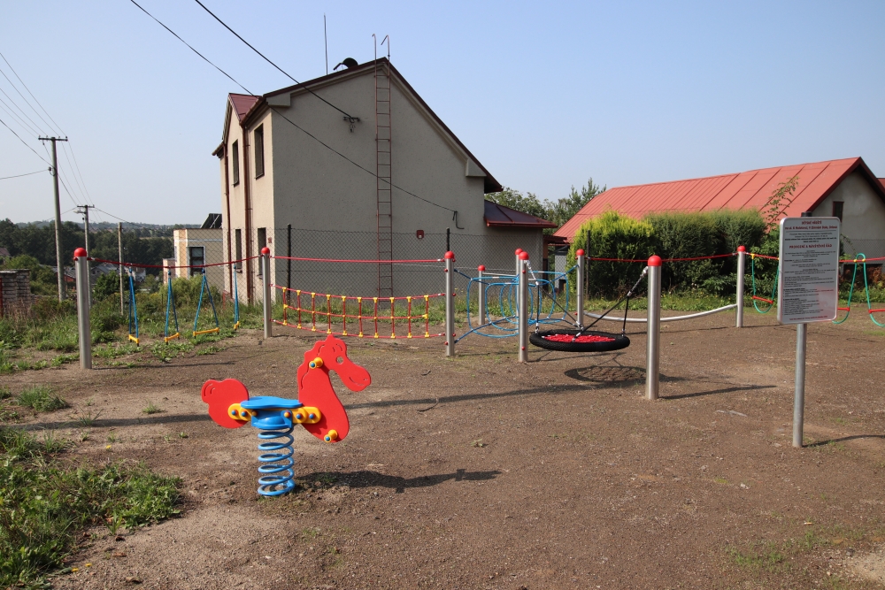 16) Dětské hřiště na ul. K Holotovci, v Zimném dole