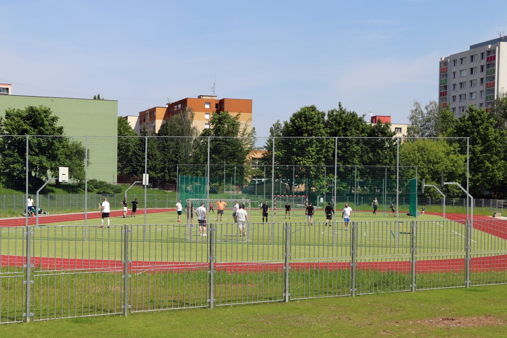 1) Veřejně přístupný sportovní areál na ul. K. Dvořáčka