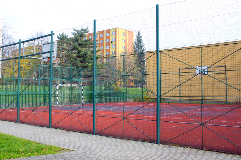 2) Veřejně přístupné sportovní hřiště na ul. Školní