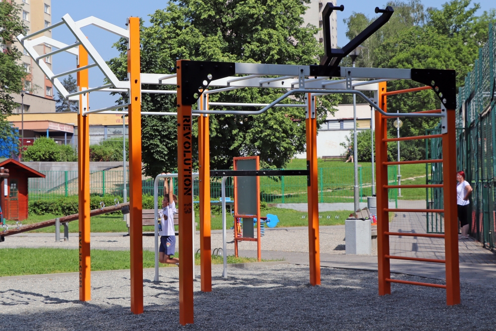 3) WORKOUT HŘIŠTĚ na ul. Školní