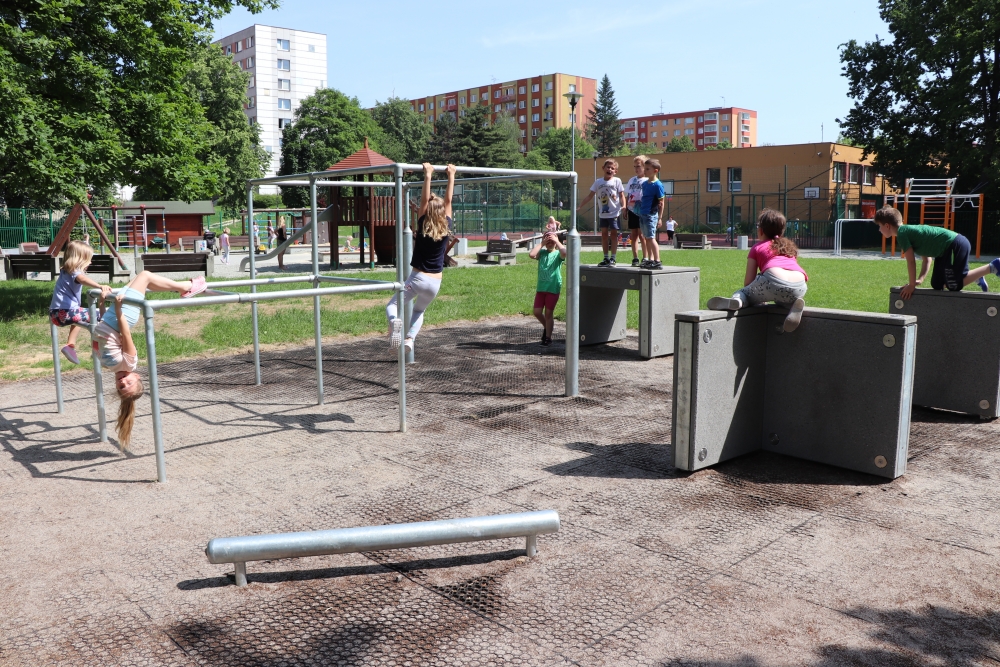 4) PARKOUROVÉ HŘIŠTĚ na ul. Školní