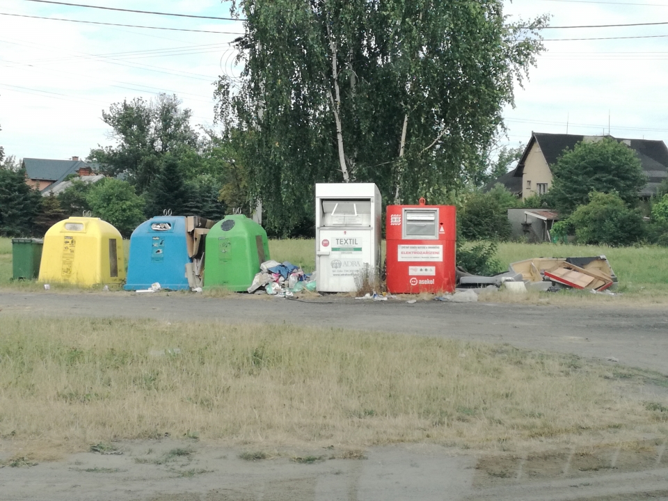 Ulice Záchranářů bez nádob na tříděný odpad