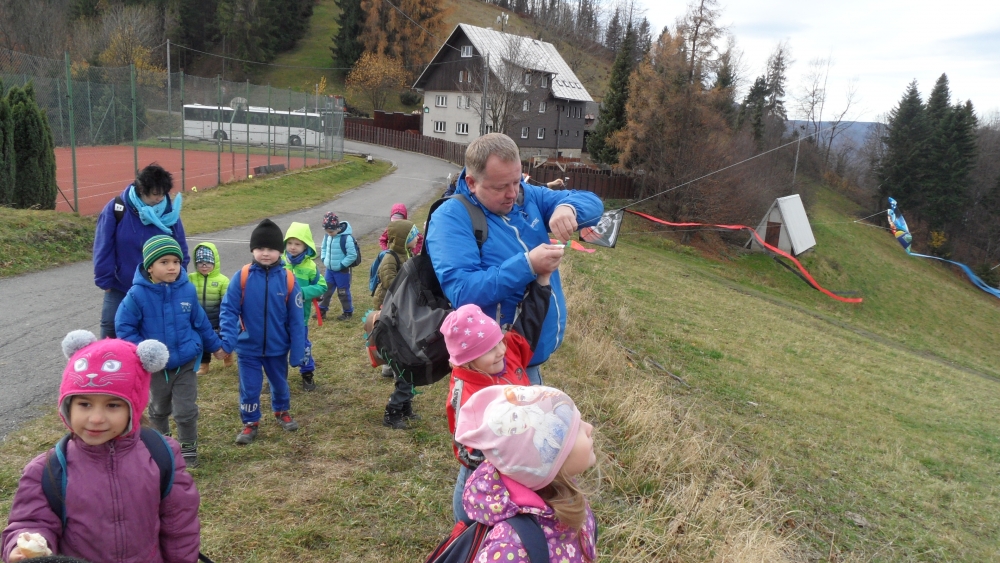 MŠ Ke Studánce - Pouštění draků.