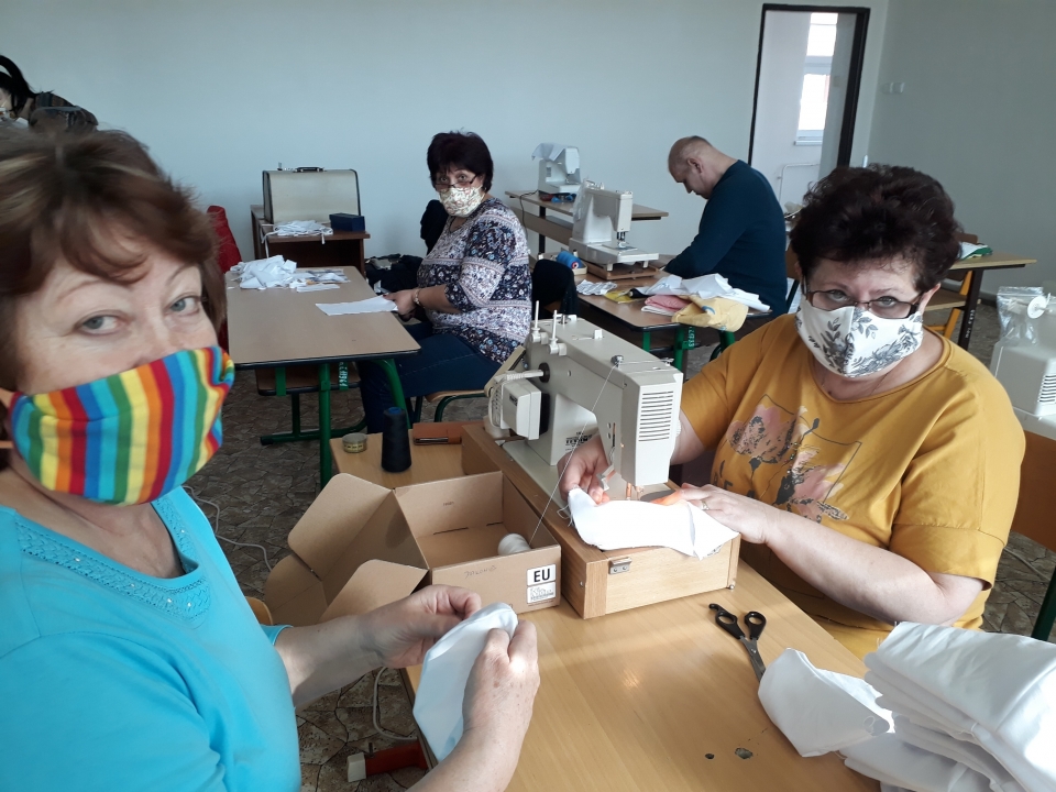 ROZEŠITÉ ROUŠKY DOŠIJÍ UČITELÉ, ÚŘEDNÍCI A DOBROVOLNÍCI V ORLU