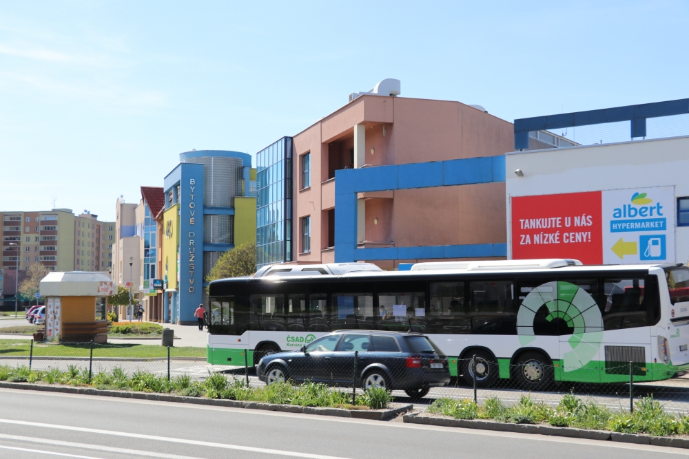 PŘÍMĚSTSKÁ AUTOBUSOVÁ DOPRAVA SE POSTUPNĚ VRACÍ DO NORMÁLU. CESTUJÍCÍ BUDOU OPĚT NASTUPOVAT PŘEDNÍMI DVEŘMI