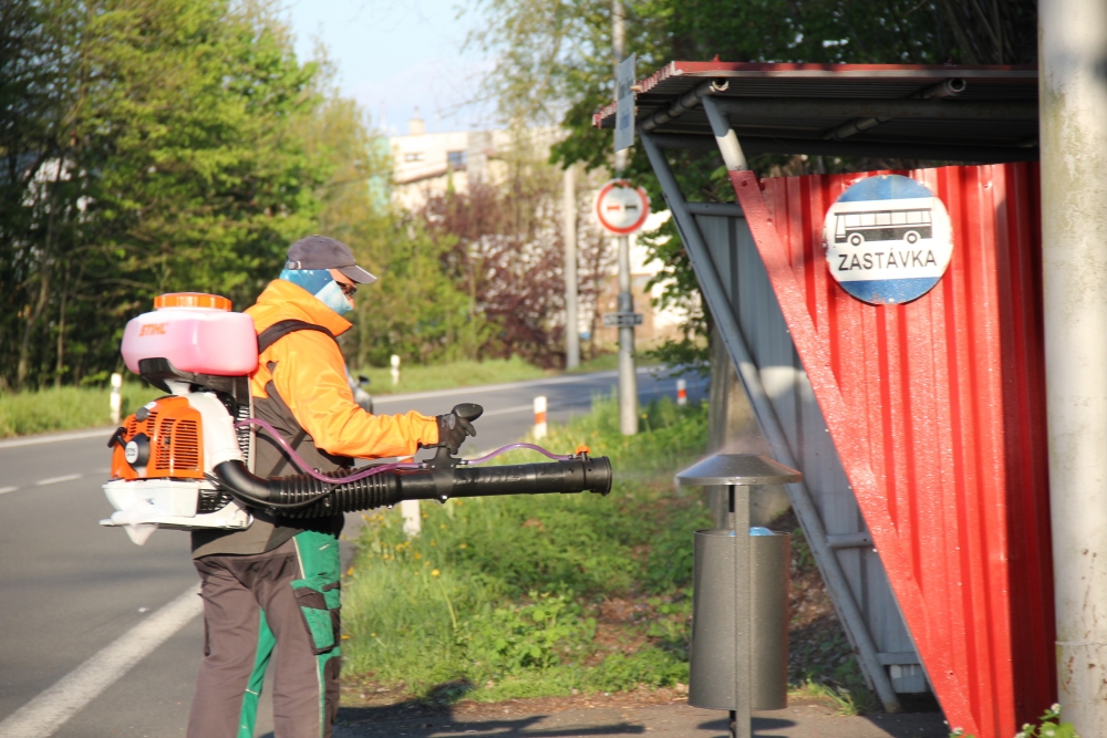 MĚSTO NECHALO OPĚT VYDEZINFIKOVAT AUTOBUSOVÉ ZASTÁVKY