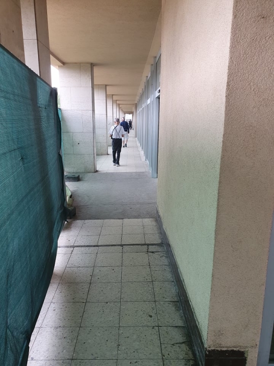 Bourání dlažby v podloubí městského úřadu