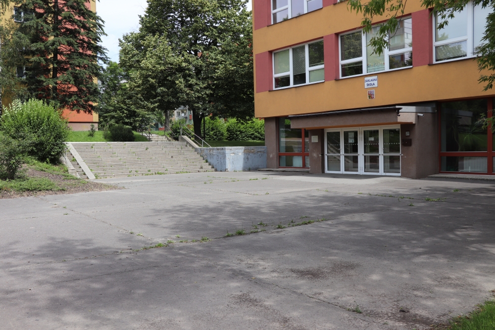 OPRAVA ČEKÁ DALŠÍ CHODNÍK V ULICI ŠKOLNÍ