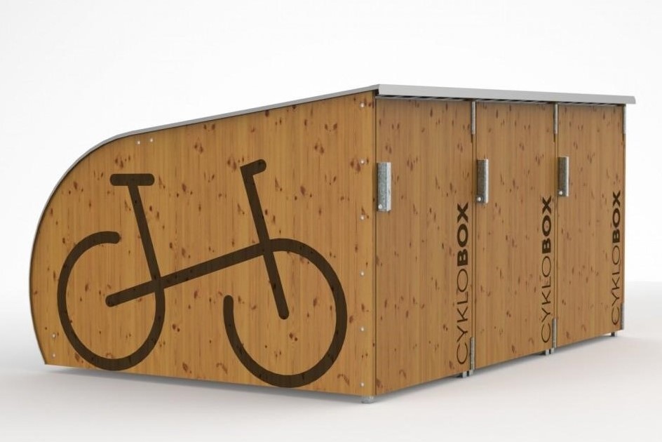 PŘED BAZÉNEM A STADIONEM BUDOU CYKLOBOXY