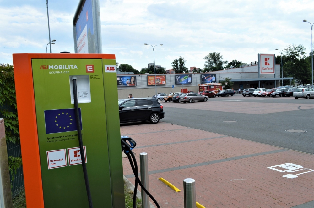 Kaufland spouští s ČEZ na severní Moravě další rychlodobíjecí stanice pro elektromobily