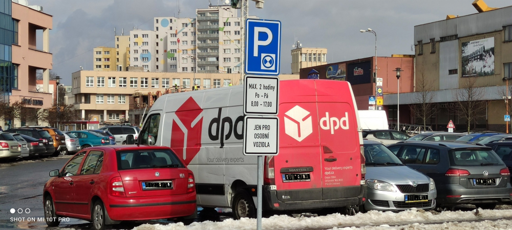 DODÁVKY NELZE PARKOVAT PŘED POLYFUNKČNÍM DOMEM