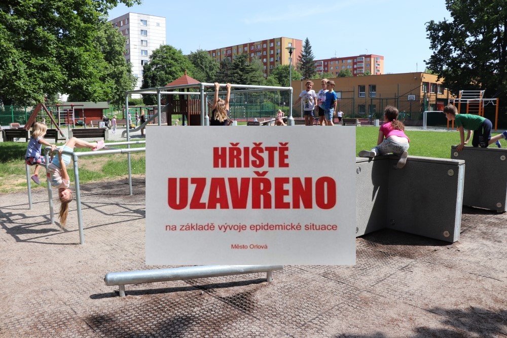 AREÁLY SPORTOVNÍCH HŘIŠŤ JSOU UZAVŘENY