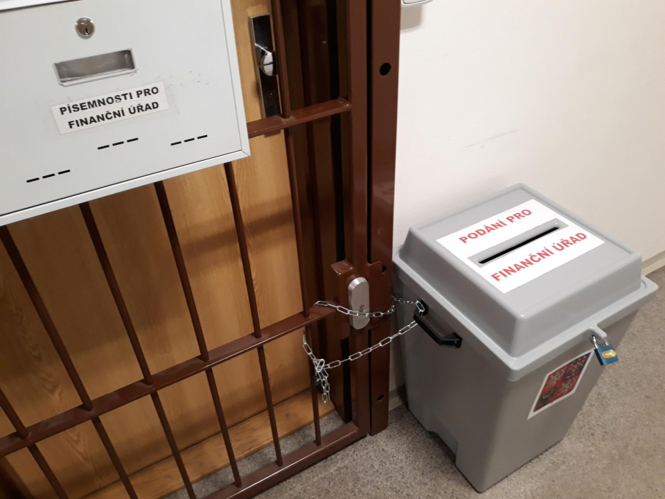 SBĚRNÝ BOX JE UMÍSTĚN VEDLE PODATELNY FÚ