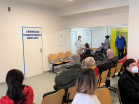 Pacienti nově vchází do ambulance bočním vchodem. Vchod na obrázku teď slouží pouze personálu.