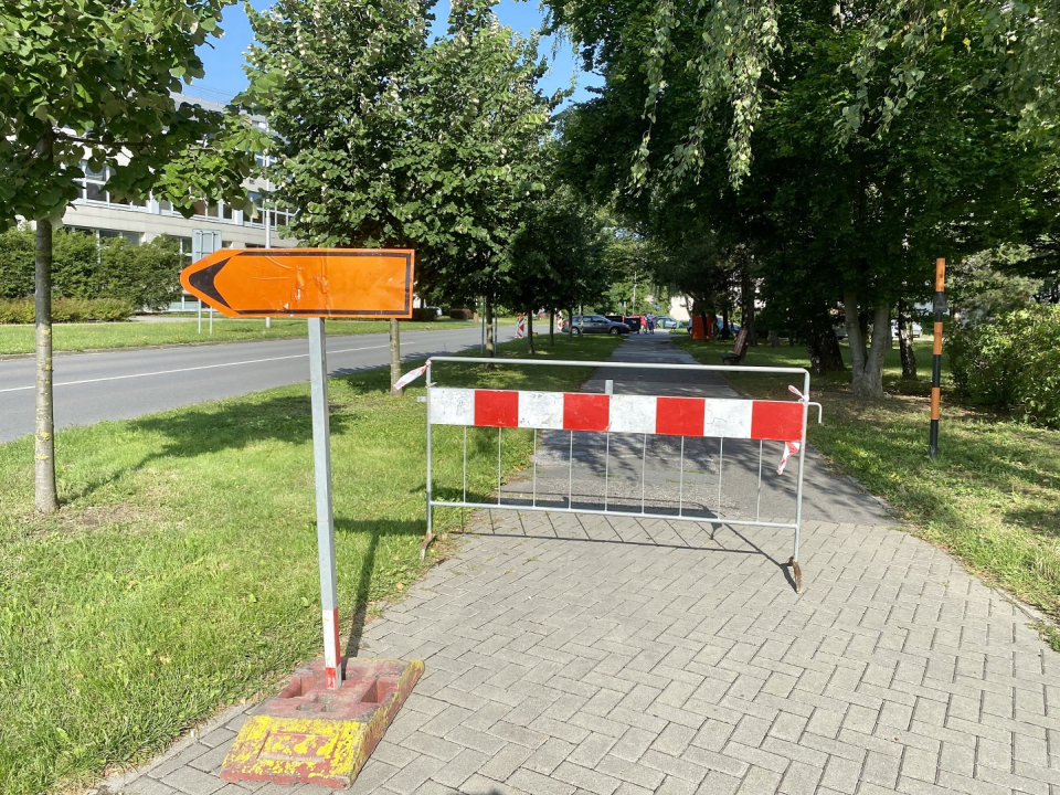 ZAČÍNÁ REKONSTRUKCE CHODNÍKU V ULICI POLNÍ