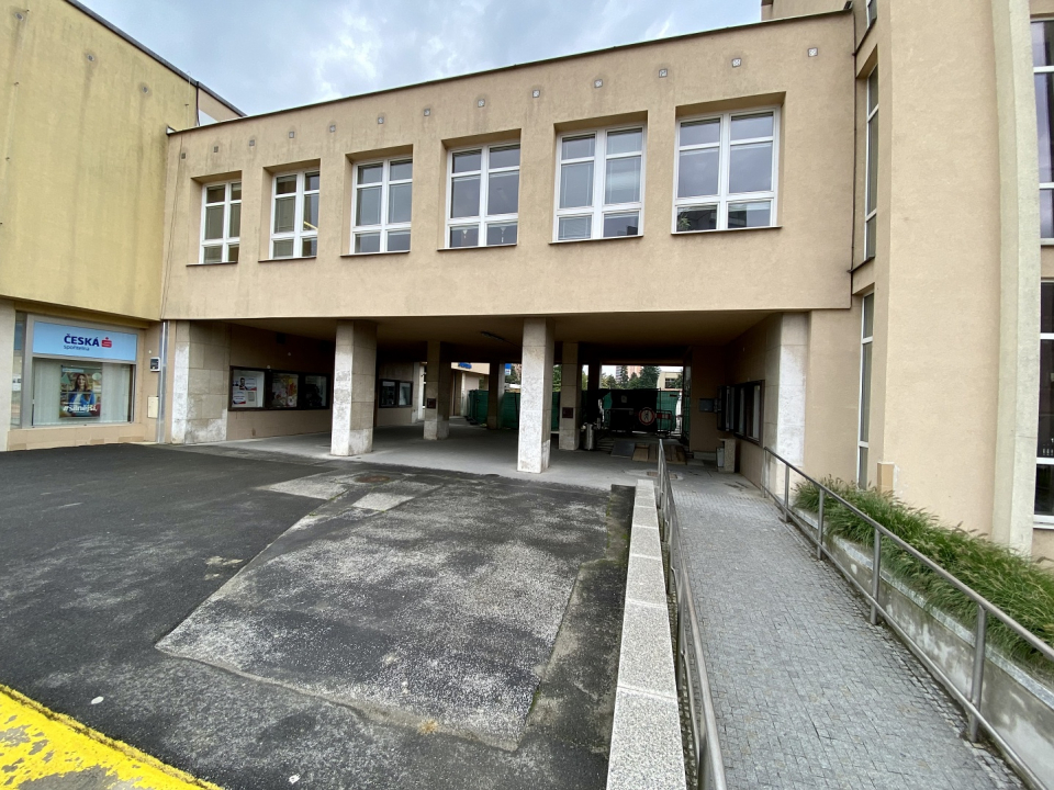 ZAČÍNÁ BOURÁNÍ PRŮCHODU MEZI ÚŘADEM A SPOŘITELNOU