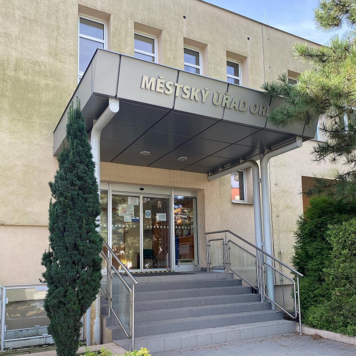 OSOBNĚ VYŘIZUJTE JEN NEZBYTNÉ ZÁLEŽITOSTI