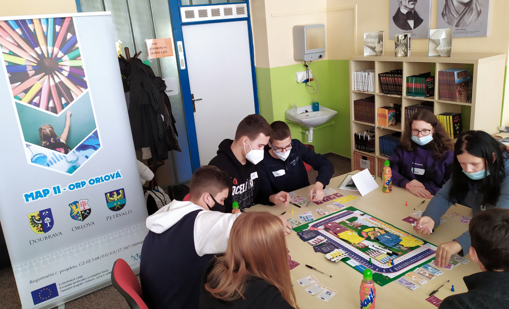 ŠKOLÁCI SE UČÍ HOSPODAŘIT S PENĚZI FORMOU HRY