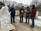 Starosta Miroslav Chlubna, architekt Vlastimil Krčmář, sochař Martin Kuchař a sochař Martin Chmelař (zcela vpravo) diskutují před pracovním modelem sousoší.