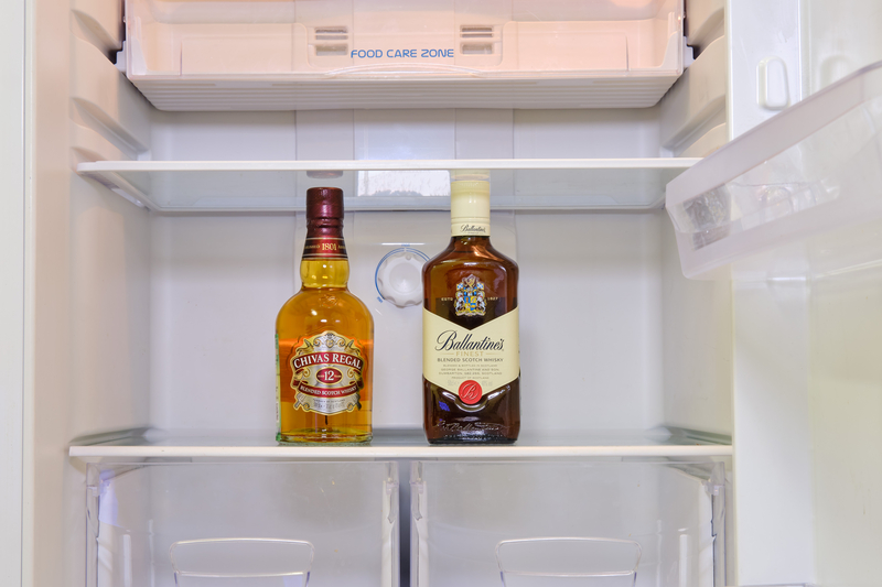 UKRADLI DVĚ LÁHVE ALKOHOLU ZA 1 700 KČ