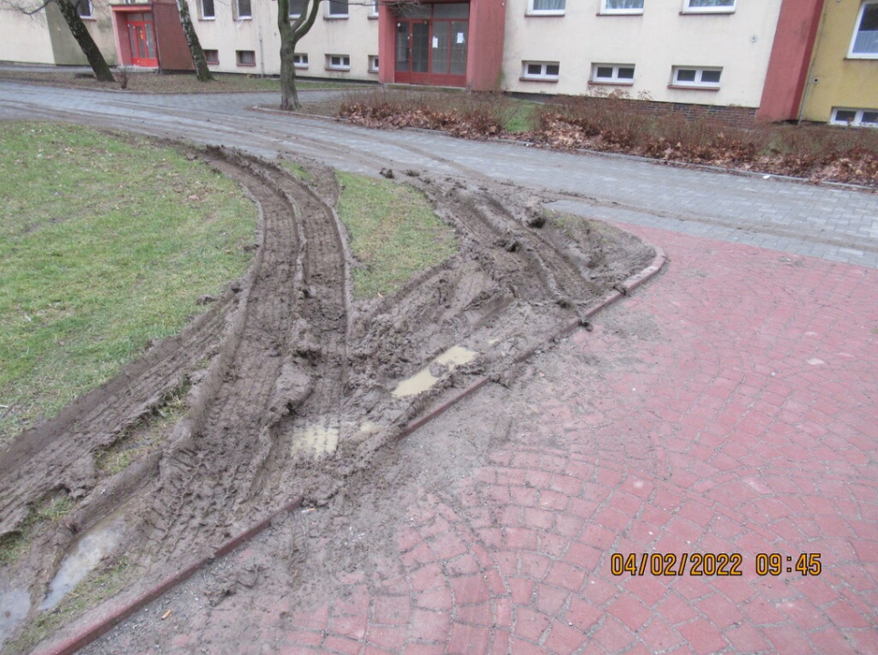 ŘIDIČ DODÁVKY ZMASAKROVAL TRAVNATÝ PLÁCEK