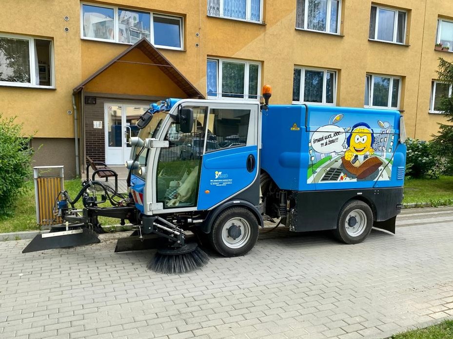 V CENTRU MĚSTA ZAČALO ČIŠTĚNÍ PARKOVIŠŤ A KOMUNIKACÍ