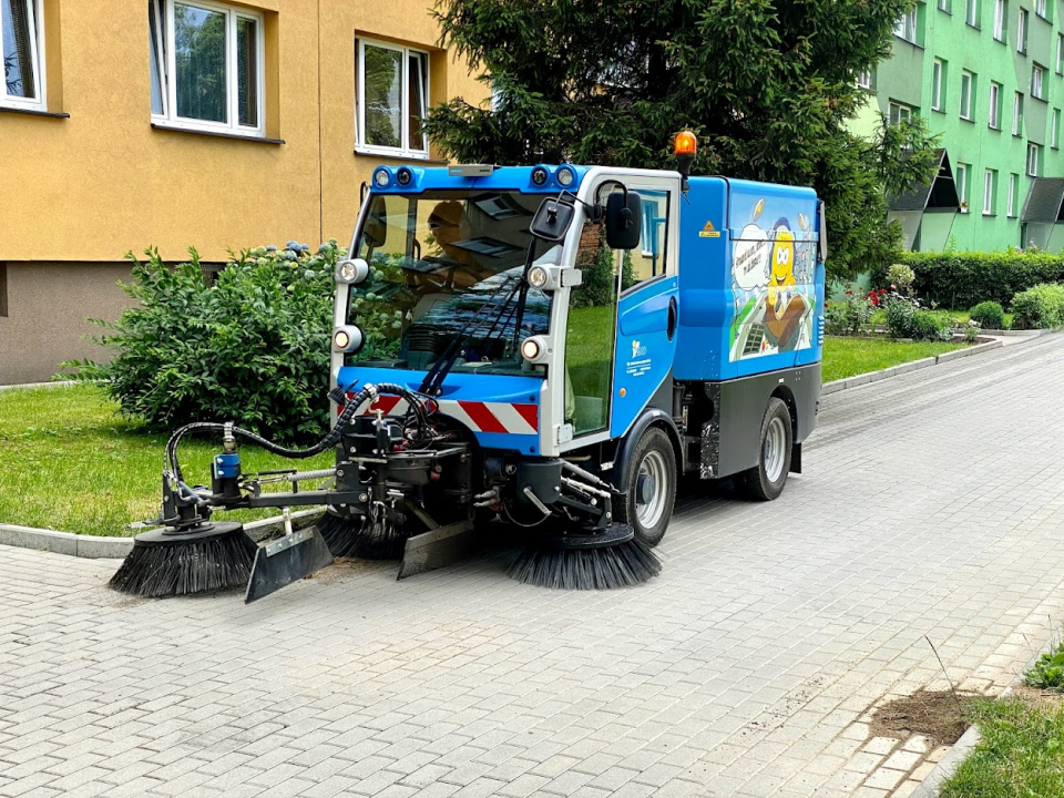 STROJNÍ ČISTĚNÍ PARKOVIŠŤ POSTUPUJE Z CENTRA K NEMOCNICI