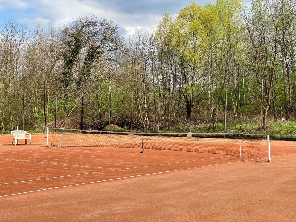 PŘIJĎTE SI ZAHRÁT TENIS NA KURTY V AREÁLU SLOVANU