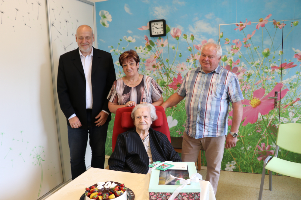 MARIE KONKOLOVÁ VE 102 LETECH PLETE PONOŽKY A LUŠTÍ KŘÍŽOVKY