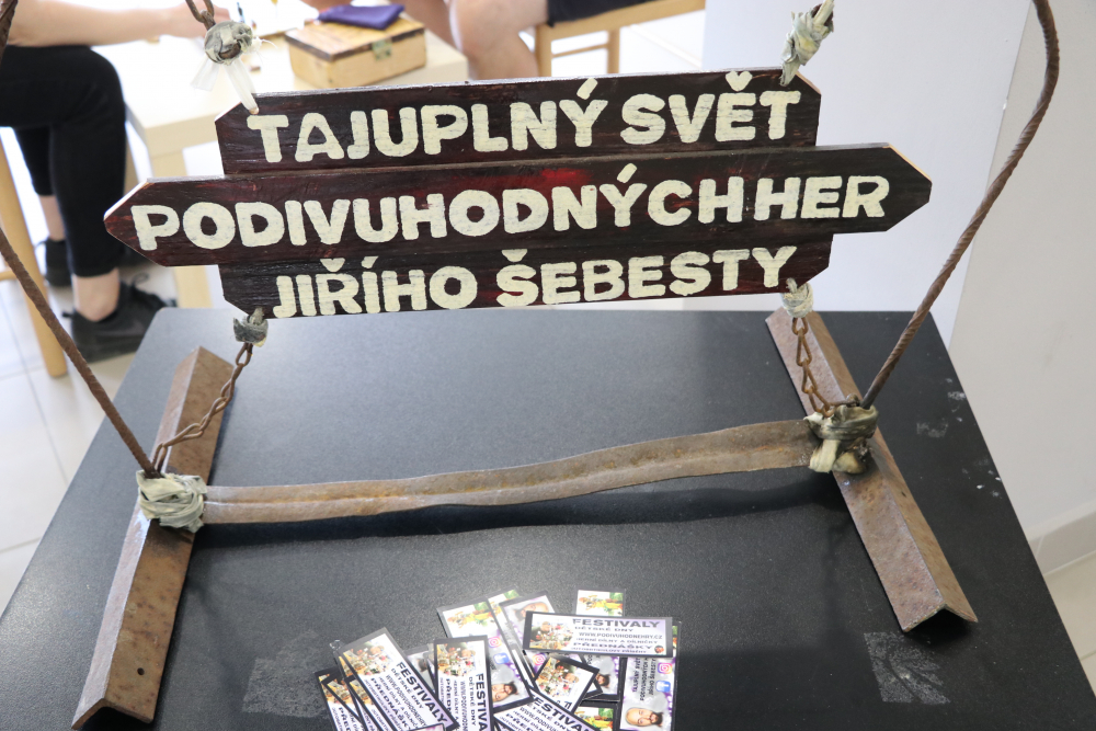 TAJUPLNÝ SVĚT PODIVUHODNÝCH HER JIŘÍHO ŠEBESTY JE K VIDĚNÍ V DOMĚ KULTURY