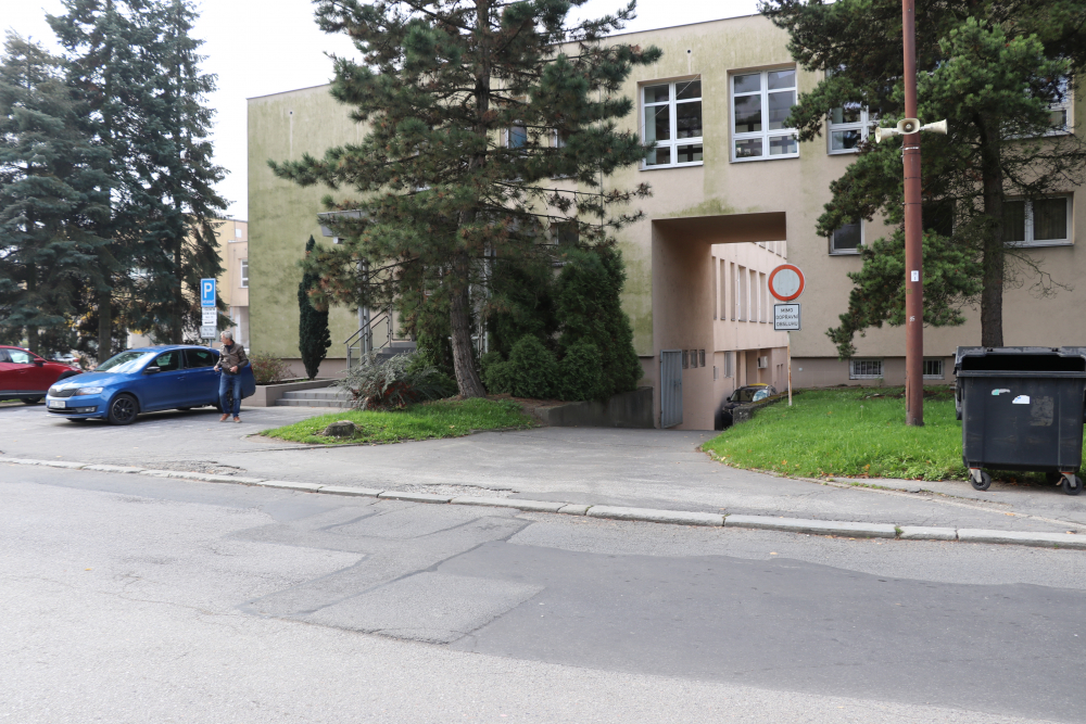 REKONSTRUKCÍ PROJDE KOUSEK CHODNÍKU A ČÁST SJEZDU DO DVORA ÚŘADU