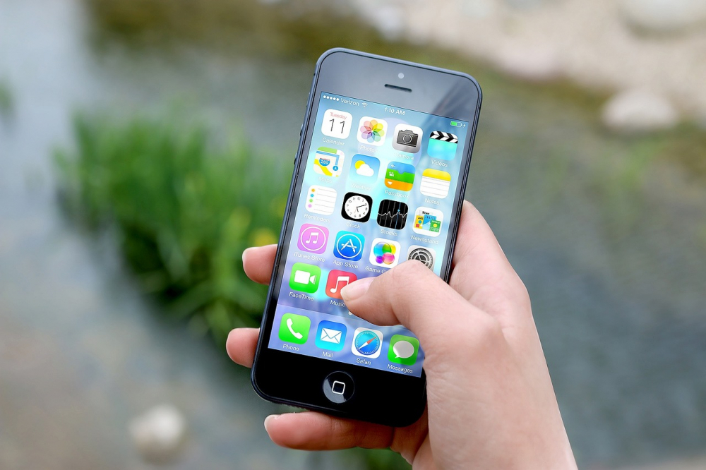 MOBILNÍ TELEFON UKRADL ROVNOU Z KAPSY