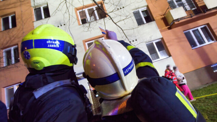 PŘI POŽÁRU BYTU V ORLOVSKÉ ČÁSTI LUTYNĚ ZACHRÁNILI HASIČI NADÝCHANÉHO MUŽE