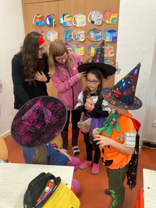 ZŠ Školní 862 - HALLOWEEN – SPOLUPRÁCE 9. B a 1. B