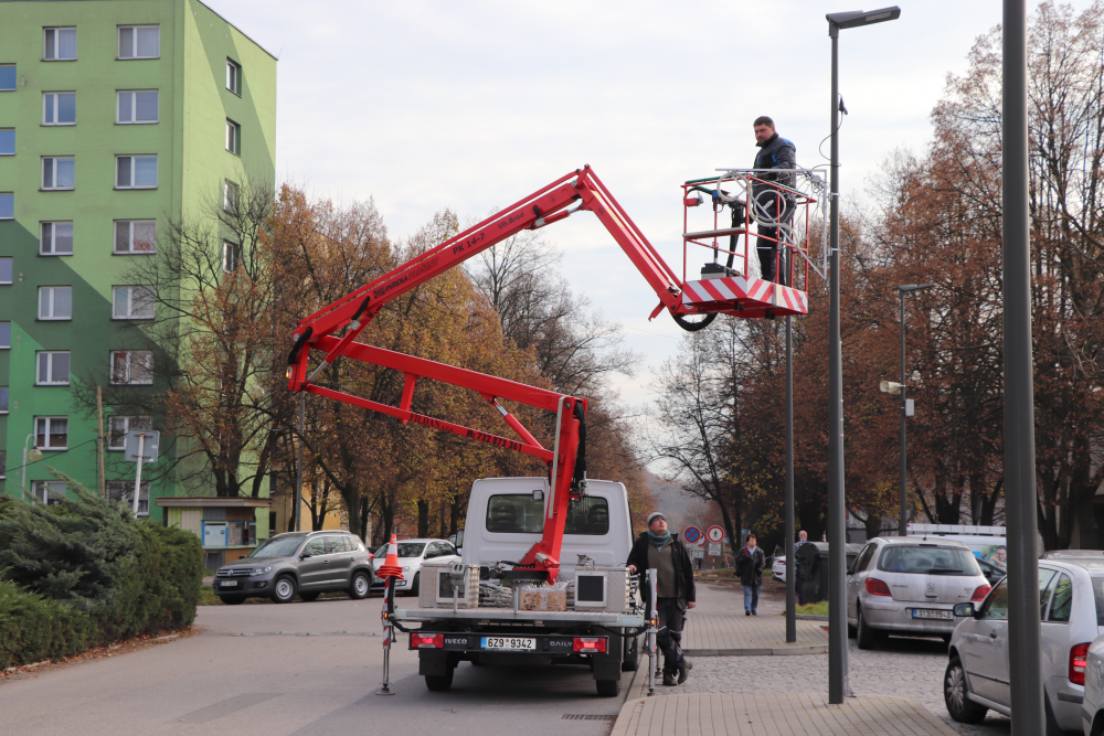 MĚSTO INSTALUJE VÁNOČNÍ VÝZDOBU
