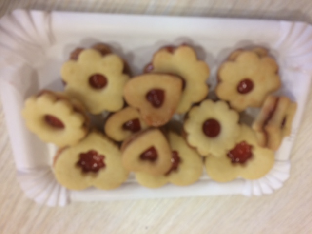 Advent na ZŠ Jarní- pečení lineckého cukroví