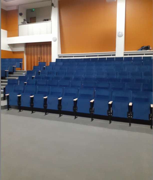 Dům dětí a mládeže čp. 958 - výměna podlahových krytin a sedadel